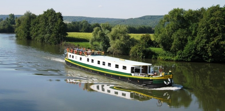 Disfrute en un paisaje único navegando a bordo del "Savoir Faire" por los canales de Francia y Holanda CRUCEROS FLUVIALES CANALES DE FRANCIA CANAL BORGOÑA SAVOIR FAIRE EUROPEAN WATERWAYS GO BARGING HOTEL BARGE ALQUILER BARCOS FRANCIA CRUCEROS FLUVIALES LUJO PRIVADO BORGOÑA BURGUNDY BARGE CRUISES
